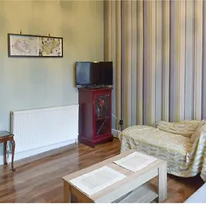 1 Bed In The Outskirts Of Edinburgh, Free Wifi & Street Parking, Self-catering Apartment